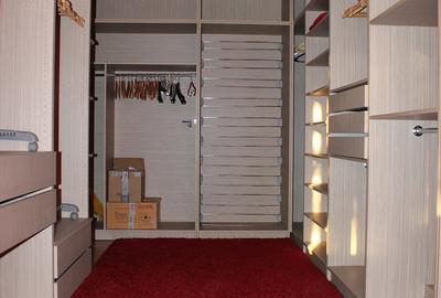 Apartament cu 4 camere decomandat în Lipovei