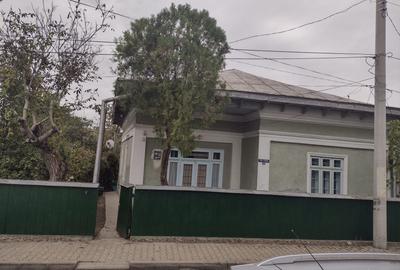 Casă individuală cu 4 camere cu Teren 1540 Mp în Central
