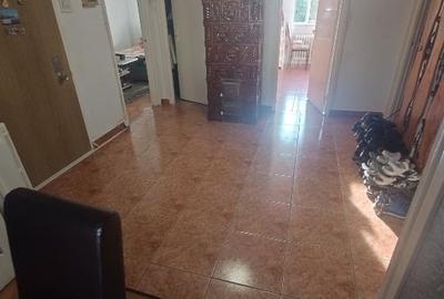 Apartament cu 4 camere decomandat, mobilat în Decebal