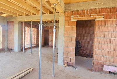 Casă individuală cu 4 camere cu Teren 378 Mp în Periferie