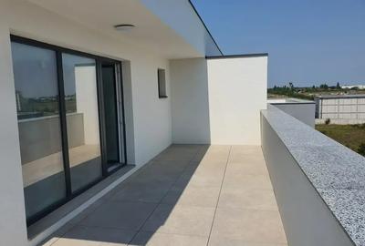 Apartament cu 2 camere decomandat în Titan