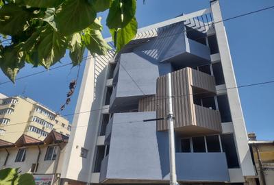 Apartament cu 3 camere semidecomandat în Moșilor