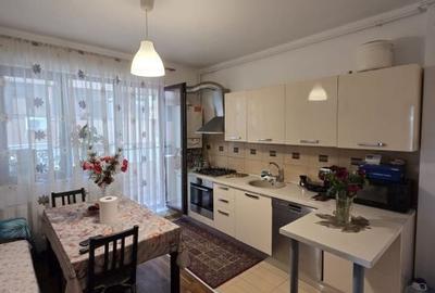 Apartament cu 3 camere semidecomandat, mobilat în Sălaj