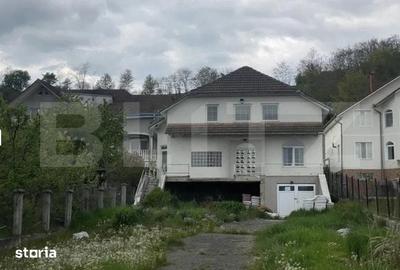 Casă cu 7 camere decomandat cu Teren 1000 Mp în Periferie