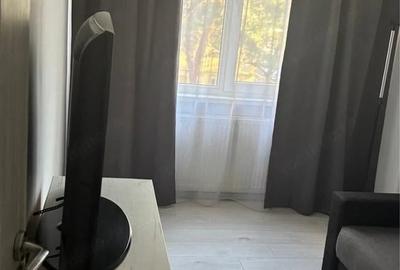 Apartament cu 3 camere semidecomandat în Vlahuță