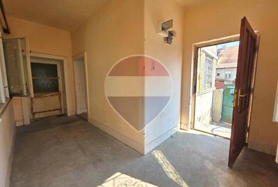 Casă cu 2 camere cu Teren 240 Mp în Central
