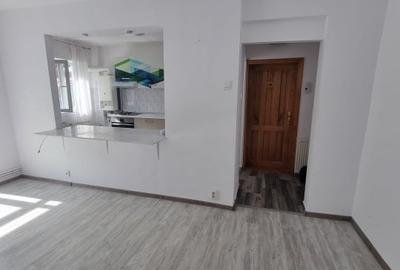 Apartament cu 3 camere semidecomandat, mobilat în Azuga