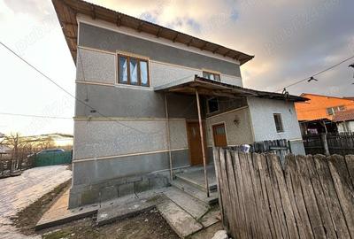 Casă cu 6 camere cu Teren 5800 Mp în Băbeni
