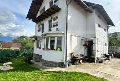 Casă individuală cu 8 camere cu Teren 450 Mp în Zărnești - 1