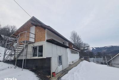 Casă cu 4 camere cu Teren 12000 Mp în Central - 2