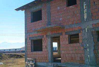 Casă cu 4 camere cu Canalizare în Tărlungeni - 2