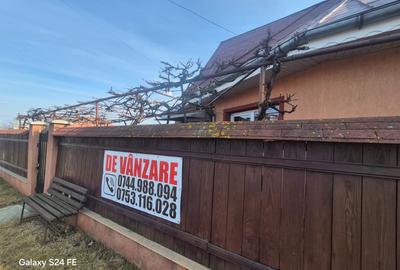 Casă cu 6 camere cu Canalizare în Dobreni