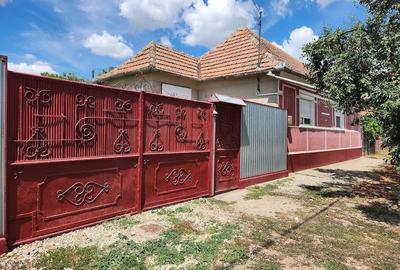 Casă cu 2 camere cu Teren 1600 Mp în Toboliu