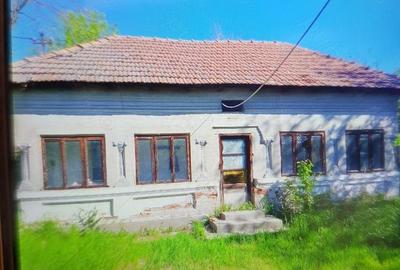 Casă cu 3 camere cu Teren 1400 Mp în Central - 1