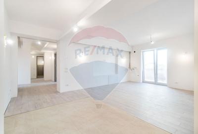 Apartament cu 4 camere de vanzare in zona Damaroaia - Petrom City