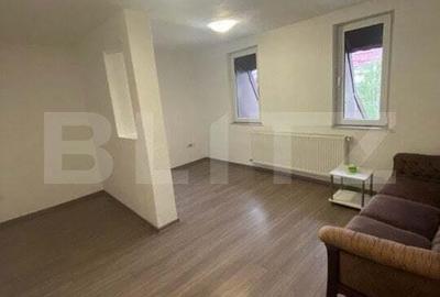 Apartament cu 3 camere semidecomandat în Central - 1