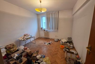 Titan, 10 minute metrou Costin Georgian, la piata Minis,  2 grupuri sanitare - 12