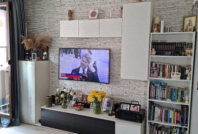 Apartament cu 3 camere semidecomandat în Rahova