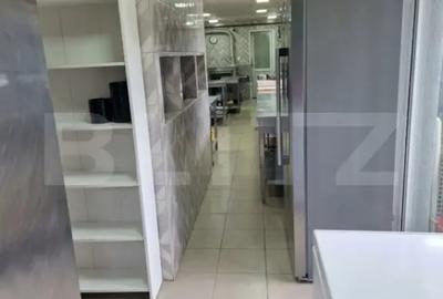 Spațiu comercial, de 700 mp, în Central - 4