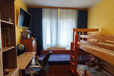 Apartament cu 3 camere semidecomandat, mobilat în Astra