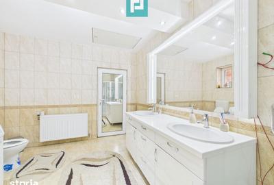 Casă cu 6 camere cu Teren 1706 Mp în Central - 2
