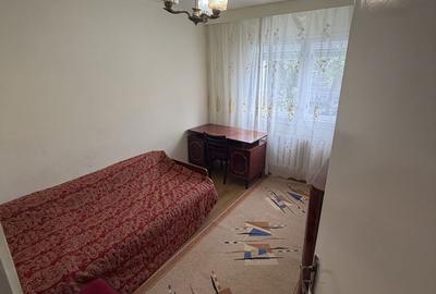 Apartament cu 3 camere decomandat în Exterior Vest