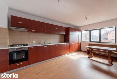 Casă cu Teren 4563 Mp în Central