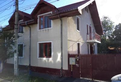 Casă cu 6 camere în Aradului