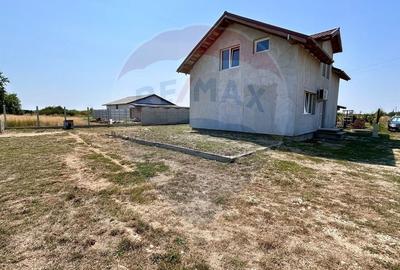 Casa  de vanzare la gri cu 4 camere,teren 552mp in Les - 2