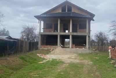 Casă cu 4 camere în Corlătești
