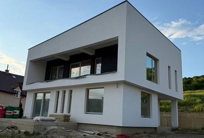 Casă cu 4 camere cu Teren 500 Mp în Corunca