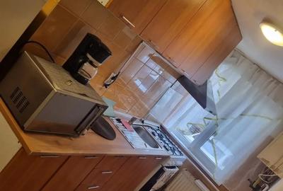 Inchiriez apartament cu doua camere in Resita, zona Gen.8, tel - 5