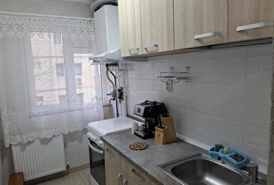 Apartament cu 3 camere semidecomandat în Micro III - 3