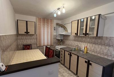 Apartament cu 3 camere, decomandat, Centru