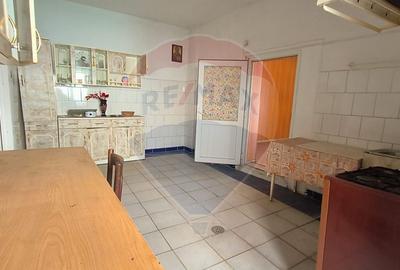 Casă cu 3 camere de vânzare în zona Piața Centrală - 8