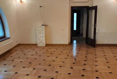 Casă cu 6 camere cu Teren 230 Mp în Titulescu - 17