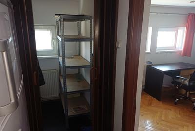 Apartament cu 3 camere semidecomandat în 1 Mai - 9