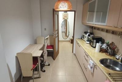 Apartament cu 3 camere semidecomandat, mobilat în Teiul Doamnei