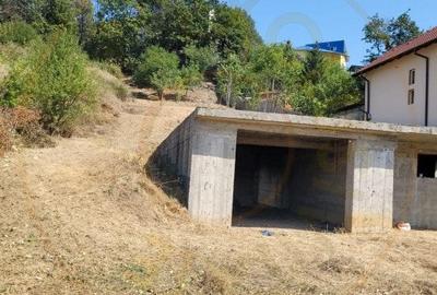 Teren intravilan Pitesti - langa liceul Odobescu - 1083 mp, demisol executat - 4