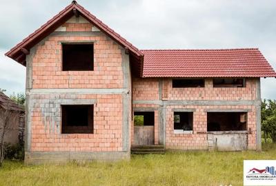 Casă cu 5 camere cu Teren 1490 Mp în Batoș - 1