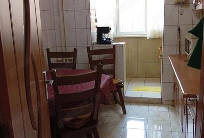 Apartament cu 3 camere decomandat în Lacul Tei