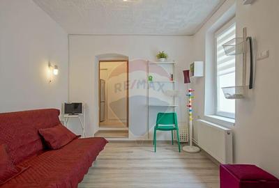 De vanzare apartament 2 camere, Str. Poarta Schei - 1