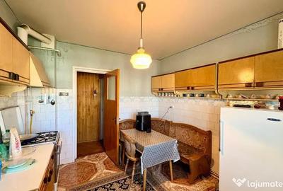 Apartament cu 4 camere decomandat în Central