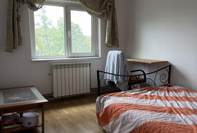 Apartament cu 3 camere decomandat în Lipovei