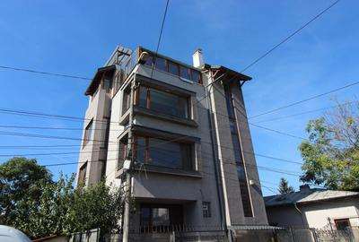 Casă individuală cu 13 camere cu Canalizare în Moșilor - 14