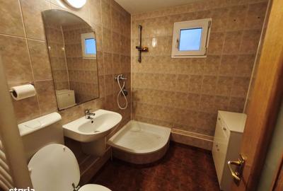 Apartament cu 3 camere semidecomandat în Rahova