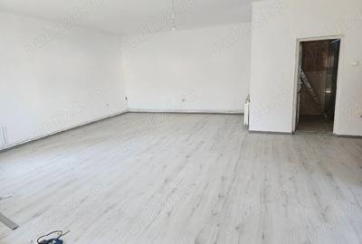 Spațiu comercial, de 200 mp, în Central - 6