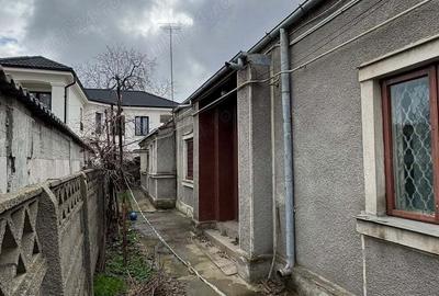 Vand casa in centru singur in curte - 1