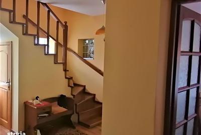 Casă cu 5 camere cu Teren 1000 Mp în Central