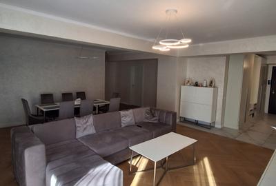 Apartament cu 3 camere semidecomandat în Decebal